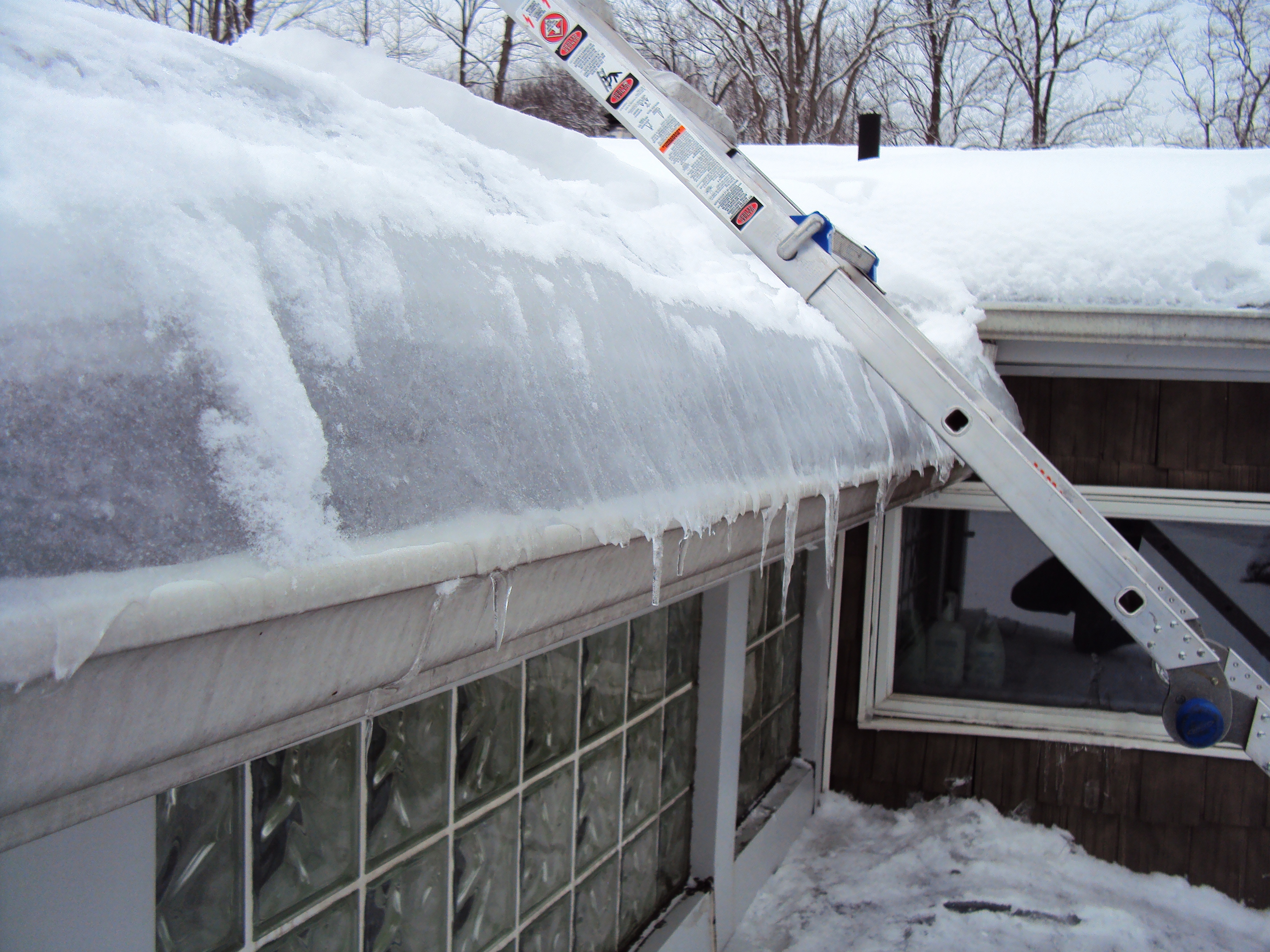 Снять снежок. Приспособление для уборки снега с крыши. Приспособление для очистки снега с крыши. Приспособа для уборки снега с крыши. Скребок для уборки снега с крыши.